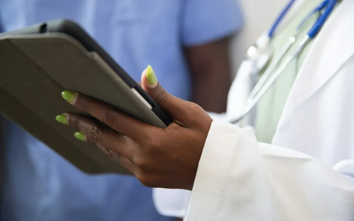 Médico gestionando turnos desde una tablet